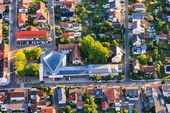 Modernes Gebäude mit PV-.Dächern von St. Konrad, katholische Kirche in Speyer im Bundesland Rheinland-Pfalz, Deutschland