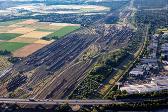 Gleise des Rangierbahnhofs der DB-InfraGo BM RBF im Ortsteil Rheinau in Mannheim im Bundesland Baden-Württemberg, Deutschland