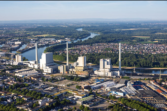 Grosskraftwerk Mannheim am Rheinufer aus Norden im Ortsteil Neckarau im Bundesland Baden-Württemberg, Deutschland