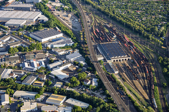 Gleise und Halle am Güterbahnhof der DB Cargo AG sowie Rhenus im Ortsteil Neckarau in Mannheim im Bundesland Baden-Württemberg, Deutschland