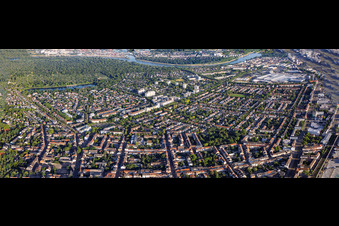 Stadtteilpanorama aus Osten bis zum Stollenwörthweiher und Parkinsel jenseits des Rheins im Ortsteil Almenhof in Mannheim im Bundesland Baden-Württemberg, Deutschland