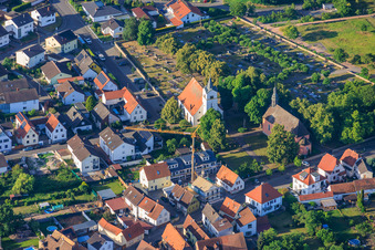 Friedhof mit 2 Kirchen im Ortsteil Iggelheim in Böhl-Iggelheim im Bundesland Rheinland-Pfalz, Deutschland