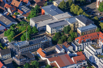 Baustelle des Neubau der VERBANDSGEMEINDE KANDEL für Mensagebäude der Ludwig-Riedinger-Grundschule. zwo/elf Architekten PartmbB Erdbauarbeiten: Gaudier Erd-u. Rückbau GmbH Fensterarbeiten: Trumpf Metallbau GmbH FREIANLAGEN: Bauer.Landschaftsarchitekten HAUSTECHNIK: Bender+Urich GmbH & Co.KG TRAGWERK: Ingenieurbüro Sikora Fassadenarbeiten: AS-Fassaden GmbH Rohbauarbeiten:Wünschel BAU GmbH Elektroarbeiten: Wieland & Schultz GmbH RLP-Ministerium für Bildung, Wissenschaft, Weiterbildung und Kultur in Kandel im Bundesland Rheinland-Pfalz, Deutschland