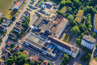 Baustelle für den NEUBAU der NOTAUFNAHME, INTENSIVMEDIZIN UND DIAGNOSTIKBEREICHE der Asklepios Südpfalzkliniken GmbH. Projektsteuerung: BPM Bau- und Projektmanagement Hart GmbH. BPM Architektur, Planung + Objektüberwachung: alsh sander hofrichter architekten GmbH Gesellschaft für Architektur und Generalplanung. Planungsbüro Noll GmbH , TGA-Planung / Heizung-Lüftung-Sanitär-Medizinische Gase-Gebäudeautomation, TGA-Planung / Stark- u. Schwachstromtechnische Anlagen / Fördertechnik: DE-Plan GmbH & Co. KG, Tragwerksplanung: ZPP Ingenieure AG, Freianlagen hofmann_röttgen Landschaftsarchitekten BDLA, Brandschutz: Rieser-Wessel Brandschutzsachverständige & Ingenieure PartG mbB und Bauphysik / Schallschutz-Akustik: Ingenieurbüro Seidel in Kandel im Bundesland Rheinland-Pfalz, Deutschland