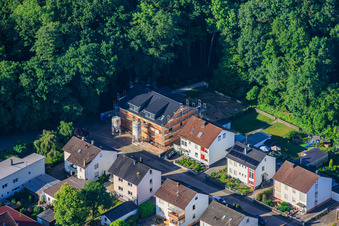 Baustelle für Neubau eines Sechsfamilienhaus in der Elsässer Straße in Kandel im Bundesland Rheinland-Pfalz, Deutschland