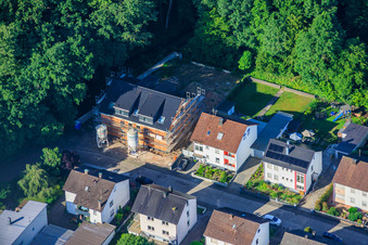 Baustelle für Neubau eines Sechsfamilienhaus in der Elsässer Straße in Kandel im Bundesland Rheinland-Pfalz, Deutschland