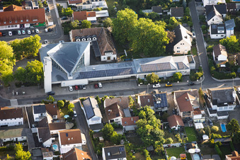 Modernes Gebäude mit PV-.Dächern von St. Konrad, katholische Kirche in Speyer im Bundesland Rheinland-Pfalz, Deutschland