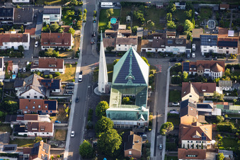 Modernes Gebäude mit PV-Dach der Prot. Christuskirche in Speyer im Bundesland Rheinland-Pfalz, Deutschland