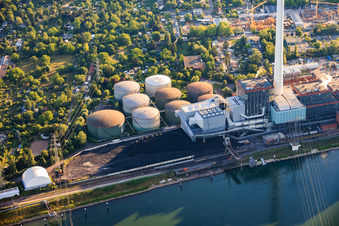 Öltanks und Steinkohlehalde des Grosskraftwerk Mannheim GKM am Rhein im Ortsteil Neckarau im Bundesland Baden-Württemberg, Deutschland