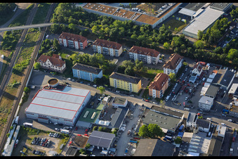 Wohnsiedlungsbauten und Pepperl+Fuchs Vertrieb Deutschland GmbH in der Franz-Grashof-Straße von Westen im Ortsteil Neckarau in Mannheim im Bundesland Baden-Württemberg