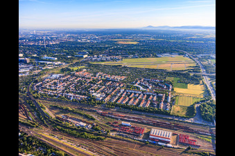Ortsansicht aus Süden zwischen Rangierbahnhof und City Airport Mannheim im Ortsteil Neuhermsheim im Bundesland Baden-Württemberg, Deutschland
