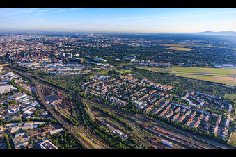 Stadtsansicht aus Südosten zwischen Rangierbahnhof. City AirportMannheim und im Ortsteil Oststadt im Bundesland Baden-Württemberg, Deutschland