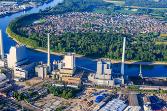 Neuere Blöcke des Grosskraftwerk Mannheim am Rheinufer im Hintergrund Altrip im Ortsteil Neckarau im Bundesland Baden-Württemberg, Deutschland