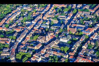 Zentrum zwischen Friedrichstraße und Rheingoldstraße mit St. Jakobus Kirche, Matthäuskirche im Ortsteil Neckarau in Mannheim im Bundesland Baden-Württemberg, Deutschland