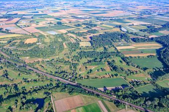 Golfplatz des Golfpark Kurpfalz westlich der Bahn in Schifferstadt im Bundesland Rheinland-Pfalz, Deutschland