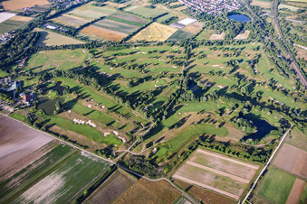 Golfplatz des Golfpark Kurpfalz östlich der Bahn in Schifferstadt im Bundesland Rheinland-Pfalz, Deutschland