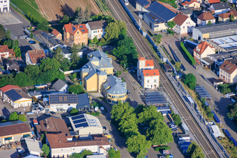 Bahnhof und Gewerbebau Am Bahnhofspl. mit OCLC GmbH im Ortsteil Böhl in Böhl-Iggelheim im Bundesland Rheinland-Pfalz, Deutschland