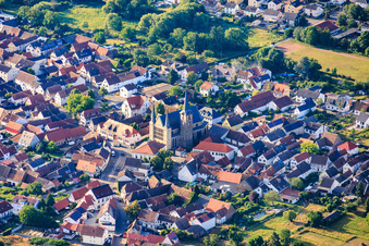 Kirche St. Peter und Paul mit 3 Türmen im Ortsteil Geinsheim in Neustadt an der Weinstraße im Bundesland Rheinland-Pfalz, Deutschland