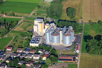 Silos und Produktionsgebäude der Mühle Cornexo GmbH von Nordosten in Freimersheim im Bundesland Rheinland-Pfalz, Deutschland