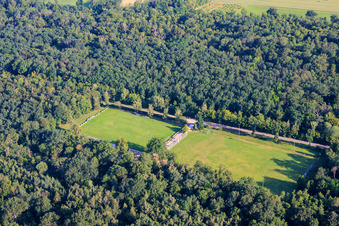 Fußballplatz des VfB 1921 Hochstadt e.V. im Wald im Ortsteil Niederhochstadt im Bundesland Rheinland-Pfalz, Deutschland