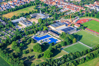 Queichtalhalle. Freibad und Queichtalstadion aus Nordosten in Offenbach an der Queich im Bundesland Rheinland-Pfalz, Deutschland