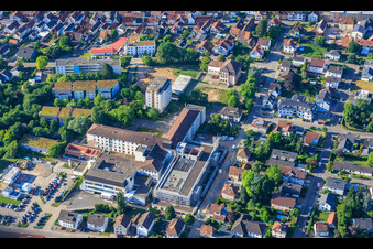 Baustelle für den NEUBAU der NOTAUFNAHME, INTENSIVMEDIZIN UND DIAGNOSTIKBEREICHE der Asklepios Südpfalzkliniken GmbH. Projektsteuerung: BPM Bau- und Projektmanagement Hart GmbH. BPM Architektur, Planung + Objektüberwachung: alsh sander hofrichter architekten GmbH Gesellschaft für Architektur und Generalplanung. Planungsbüro Noll GmbH , TGA-Planung / Heizung-Lüftung-Sanitär-Medizinische Gase-Gebäudeautomation, TGA-Planung / Stark- u. Schwachstromtechnische Anlagen / Fördertechnik: DE-Plan GmbH & Co. KG, Tragwerksplanung: ZPP Ingenieure AG, Freianlagen hofmann_röttgen Landschaftsarchitekten BDLA, Brandschutz: Rieser-Wessel Brandschutzsachverständige & Ingenieure PartG mbB und Bauphysik / Schallschutz-Akustik: Ingenieurbüro Seidel in Kandel im Bundesland Rheinland-Pfalz, Deutschland