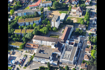 Baustelle für den NEUBAU der NOTAUFNAHME, INTENSIVMEDIZIN UND DIAGNOSTIKBEREICHE der Asklepios Südpfalzkliniken GmbH. Projektsteuerung: BPM Bau- und Projektmanagement Hart GmbH. BPM Architektur, Planung + Objektüberwachung: alsh sander hofrichter architekten GmbH Gesellschaft für Architektur und Generalplanung. Planungsbüro Noll GmbH , TGA-Planung / Heizung-Lüftung-Sanitär-Medizinische Gase-Gebäudeautomation, TGA-Planung / Stark- u. Schwachstromtechnische Anlagen / Fördertechnik: DE-Plan GmbH & Co. KG, Tragwerksplanung: ZPP Ingenieure AG, Freianlagen hofmann_röttgen Landschaftsarchitekten BDLA, Brandschutz: Rieser-Wessel Brandschutzsachverständige & Ingenieure PartG mbB und Bauphysik / Schallschutz-Akustik: Ingenieurbüro Seidel in Kandel im Bundesland Rheinland-Pfalz, Deutschland
