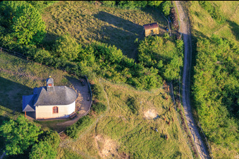 Kapelle Kleine Kalmit mit Ziegenherde im Ortsteil Arzheim in Landau in der Pfalz im Bundesland Rheinland-Pfalz, Deutschland