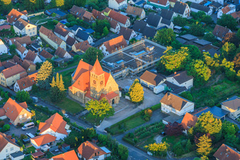 Kath. Kirche St. Michael im letzten Abendklicht in Insheim im Bundesland Rheinland-Pfalz, Deutschland