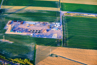 Baustelle des zweiten Bohrplatz auf dem Trappelberg des Lionheart-Projekts der Vulcan Energy für die zukünftige klimaneutrale Wärmeversorgung der Stadt Landau sowie Lithiumextraktion und Stromproduktion durch ORC-Anlage in Rohrbach im Bundesland Rheinland-Pfalz, Deutschland