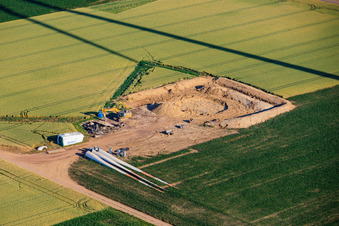 Abriss und Zerlegen der vier Altanlagen (GE 1.5) aus 2004 nach Repowering des Windpark Minfeld im Bundesland Rheinland-Pfalz, Deutschland