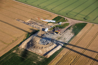Abriss und Zerlegen der vier Altanlagen (GE 1.5) aus 2004 nach Repowering des Windpark Minfeld im Bundesland Rheinland-Pfalz, Deutschland