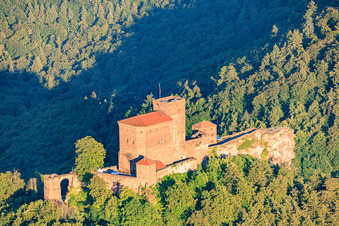 Burg Trifels von Südwesten in Annweiler am Trifels im Bundesland Rheinland-Pfalz, Deutschland