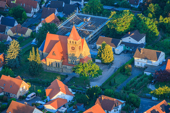 Kath. Kirche St. Michael im letzten Abendklicht in Insheim im Bundesland Rheinland-Pfalz, Deutschland