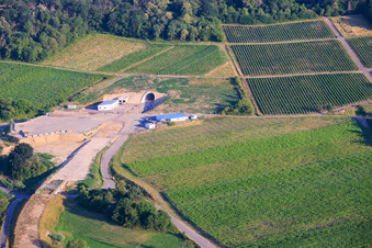 Baustelle des Tunnelportals Ost für den Astrid-Tunnel zur Unterquerung und Ortsumgehung von Bad Bergzabern zwischen B38 (Weinstraße) und B427 (Kurtalstraße) in Dörrenbach im Bundesland Rheinland-Pfalz, Deutschland