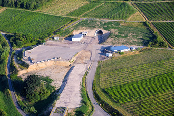 Baustelle des Tunnelportals Ost für den Astrid-Tunnel zur Unterquerung und Ortsumgehung von Bad Bergzabern zwischen B38 (Weinstraße) und B427 (Kurtalstraße) in Dörrenbach im Bundesland Rheinland-Pfalz, Deutschland