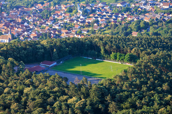 Sportplätze des SV Schweigen-Rechtenbach 1929 e.V. im Wald im Bundesland Rheinland-Pfalz, Deutschland