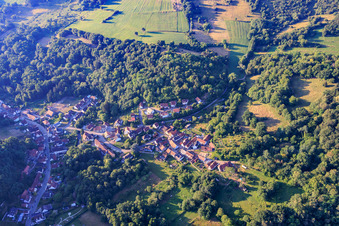 Dorfansicht im Lautertal aus Nordwesten im Ortsteil Weiler in Wissembourg im Bundesland Bas-Rhin, Frankreich