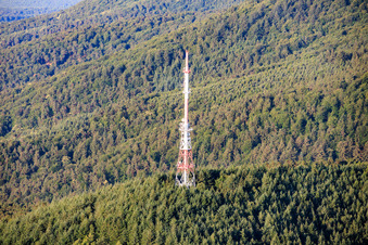 Rot-weisser Sendemast am Col du Pigeonnier in Wissembourg im Bundesland Bas-Rhin, Frankreich