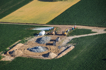 Abriss und Zerlegen der vier Altanlagen (GE 1.5) aus 2004 nach Repowering des Windpark Minfeld im Bundesland Rheinland-Pfalz, Deutschland