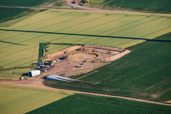 Abriss und Zerlegen der vier Altanlagen (GE 1.5) aus 2004 nach Repowering des Windpark Minfeld im Bundesland Rheinland-Pfalz, Deutschland