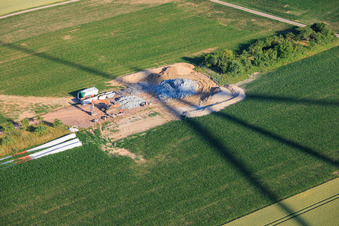 Abriss und Zerlegen der vier Altanlagen (GE 1.5) aus 2004 nach Repowering des Windpark Minfeld im Bundesland Rheinland-Pfalz, Deutschland