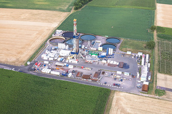 Tiefenbohrplatz V20 von Vulcan Energy am Schleidberg zur Förderung von Geothermie und Lithium in Insheim im Bundesland Rheinland-Pfalz, Deutschland