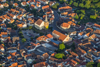 Protestantische Kirche in der Dorfmitte am Abend im Ortsteil Godramstein in Landau in der Pfalz im Bundesland Rheinland-Pfalz, Deutschland