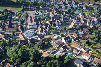 Modernes Kirchengebäude von St. Sebastian und Landgasthof Zur Linde in der Dorfmitte in Silz im Bundesland Rheinland-Pfalz, Deutschland