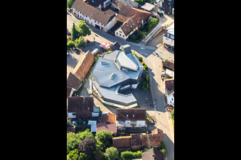 Modernes Kirchengebäude von St. Sebastian in der Dorfmitte in Silz im Bundesland Rheinland-Pfalz, Deutschland