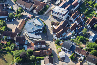 Modernes Kirchengebäude von St. Sebastian und Landgasthof Zur Linde in der Dorfmitte in Silz im Bundesland Rheinland-Pfalz, Deutschland