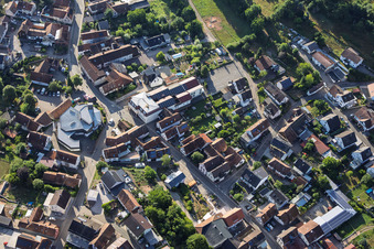 Modernes Kirchengebäude von St. Sebastian in der Dorfmitte in Silz im Bundesland Rheinland-Pfalz, Deutschland