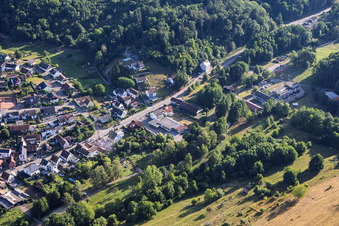 Hauptstraße mit Auto Süss in Silz im Bundesland Rheinland-Pfalz, Deutschland