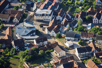 Modernes Kirchengebäude von St. Sebastian in der Dorfmitte in Silz im Bundesland Rheinland-Pfalz, Deutschland